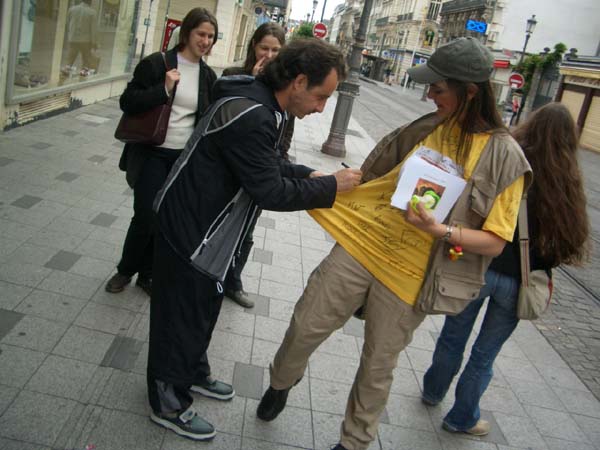 petite signature sur le T-shirt