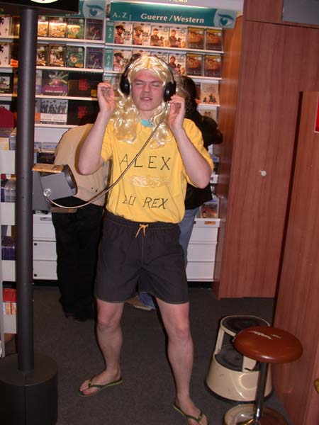Alex concentré sur la musique