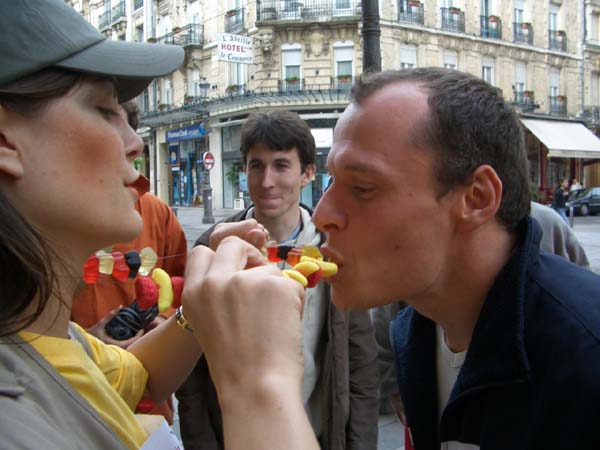 cyrille mange un bonbon
