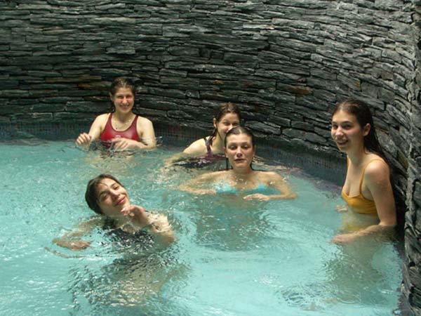 les filles dans le sauna